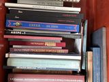 plusieurs livres empilés sur une étagère
