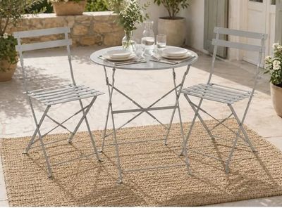 deux chaises et une table sur la terrasse