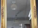 un miroir posé sur une table