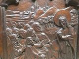 une plaque en bois sur laquelle figure l'image d'un homme et d'une femme