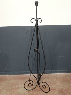 lampe sur pied en fer forgé surmontée d'un abat-jour en verre