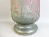 un vase vert orné d'un motif rouge