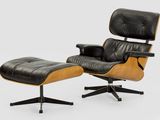 un fauteuil et un repose-pieds en cuir noir sur fond blanc