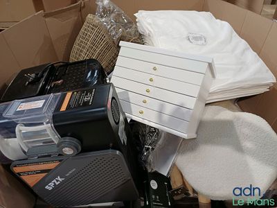 une boîte en carton remplie de nombreux appareils électroniques de toutes sortes