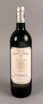une bouteille de vin posée sur une table