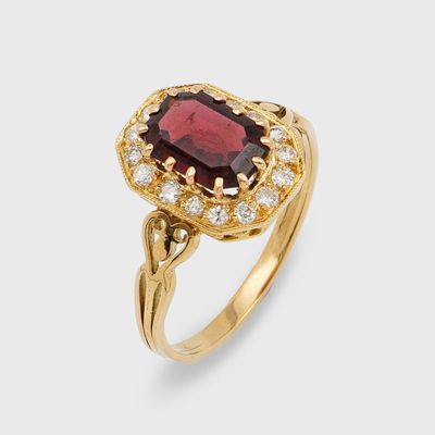 une bague en grenatite et diamants, signée Cartier