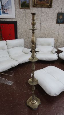 un salon avec beaucoup de canapés et de fauteuils blancs