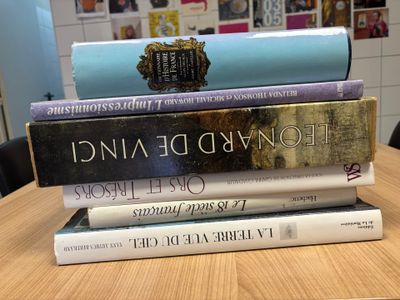 des livres empilés les uns sur les autres sur une table en bois