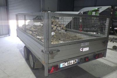 un camion équipé d'une cage à l'arrière
