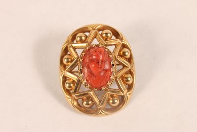 Broche en or jaune 750 ‰ sertie d'un camée sur corail de for… - Photo 1