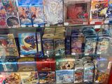 beaucoup de DVD sur les étagères du magasin