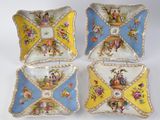 quatre assiettes carrées ornées de motifs différents sur un fond blanc