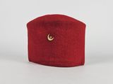 une image représentant un chapeau rouge orné d'un croissant doré