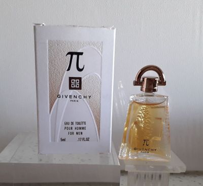 un flacon de parfum posé à côté d'une boîte sur une table