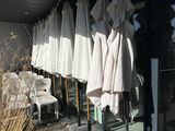 de nombreux parapluies suspendus à l'extérieur d'un immeuble
