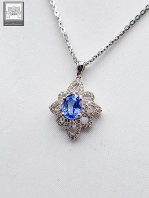 Collier en or blanc 750°/.(18K), orné d'un pendentif ajouré …