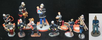de nombreuses figurines de différentes tailles et couleurs posées sur une table