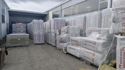 beaucoup de cartons et de palettes dans un entrepôt