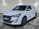 une voiture blanche garée dans une pièce au sol en damier
