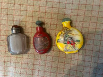 trois petits flacons de parfum posés sur une table