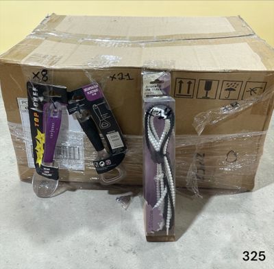 une boîte de brosses à dents et un tube de dentifrice posés par terre