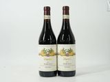 deux bouteilles de vin posées l'une à côté de l'autre sur une table