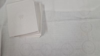 une pile de serviettes blanches posée sur une table