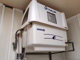 un chauffe-eau suspendu au plafond dans une pièce