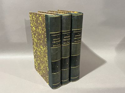 trois livres sont empilés sur une surface blanche