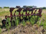 un tracteur qui est garé dans l'herbe, dans le champ