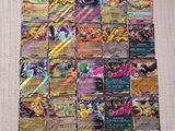 une pile de cartes pokemon posée sur une table