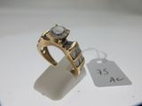 une photo d'une bague en or sertie d'un diamant blanc