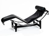 une photo d'une chaise longue en cuir noir avec une assise en cuir noir