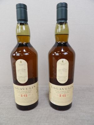 deux bouteilles de whisky posées l'une à côté de l'autre sur une table
