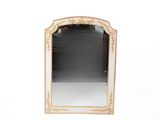 un miroir accroché au mur