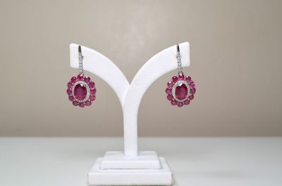 Une paire de boucles d'oreilles en argent sertie de 6,20 cts…