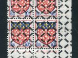 un gros plan d'un timbre sur lequel figure un blason