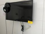 une télévision à écran plat fixée au mur de la salle de bains