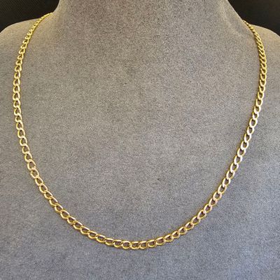 un collier à chaîne en or sur un mannequin mannequin mannequin mannequin mannequin mannequin mannequin mannequin mannequin mannequin