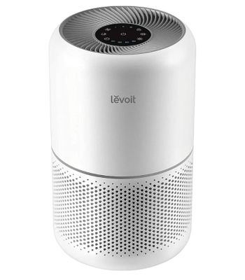un purificateur d'air blanc posé sur une table blanche