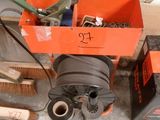 une boîte rouge avec un tas d'outils à l'intérieur