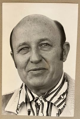 photographie en noir et blanc d'un homme portant une chemise rayée et une cravate