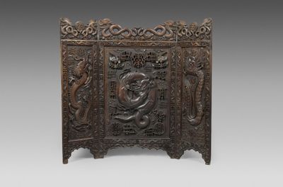 un paravent en bronze orné de personnages et de fleurs