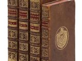 un lot de cinq livres anciens empilés les uns sur les autres
