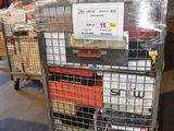 un chariot sur lequel sont empilées de nombreuses caisses