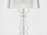 gros plan d'une lampe sur une table à fond blanc