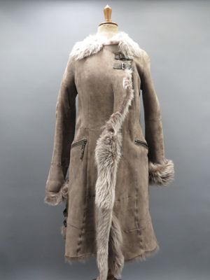 ZAPA. Manteau en fourrure et peau grise.