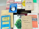 de nombreux livres posés sur une table