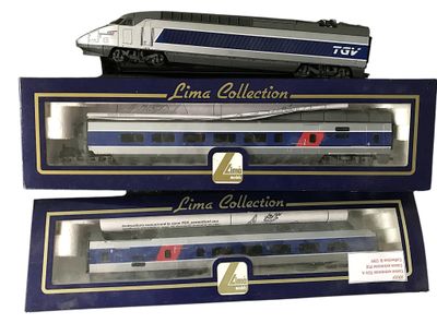 trois coffrets de trains composés de wagons bleus et argentés sur fond blanc