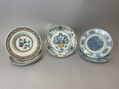 trois assiettes chinoises ornées de motifs floraux et bordées d'or